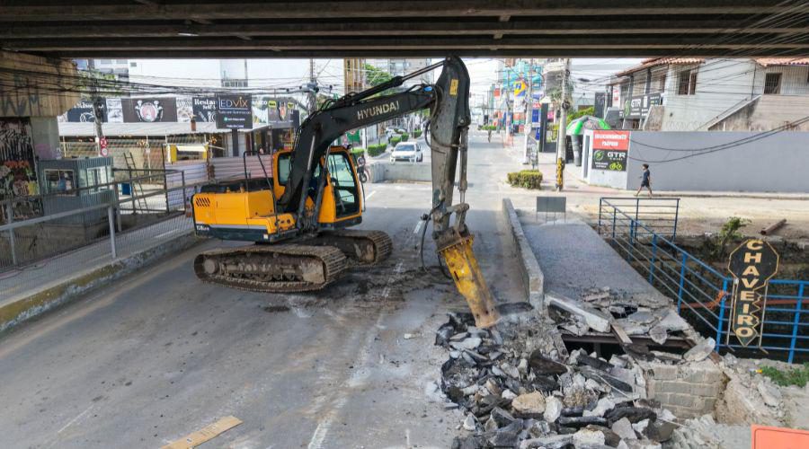 Demolição de ponte altera trânsito na Praia da Costa e avança obra do Parque Linear em Vila Velha