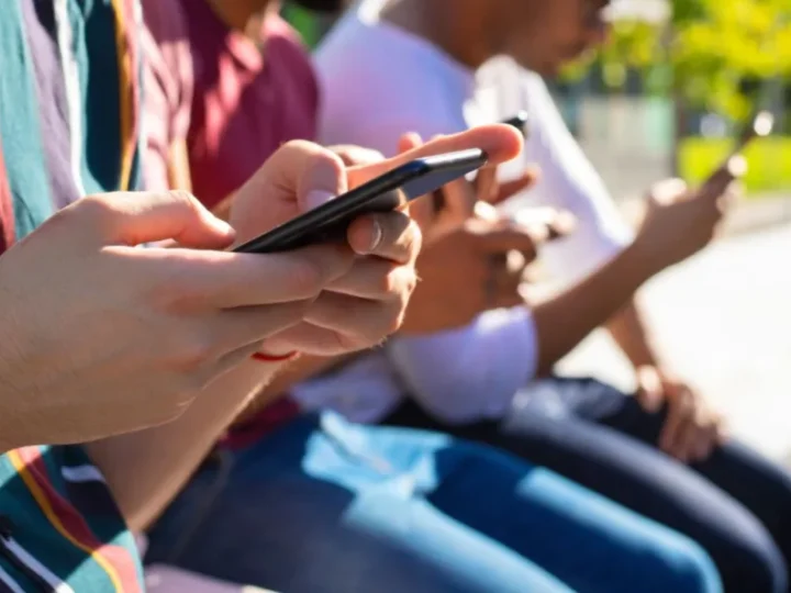 UM ANO APÓS RESTRIÇÃO, ESCOLAS RELATAM MAIS FOCO DOS ALUNOS E REDUÇÃO DE CONFLITOS COM USO LIMITADO DE CELULARES