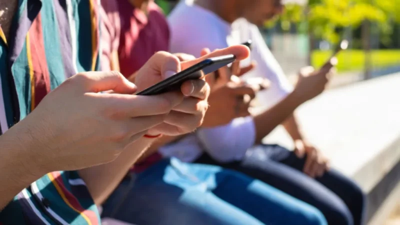 UM ANO APÓS RESTRIÇÃO, ESCOLAS RELATAM MAIS FOCO DOS ALUNOS E REDUÇÃO DE CONFLITOS COM USO LIMITADO DE CELULARES