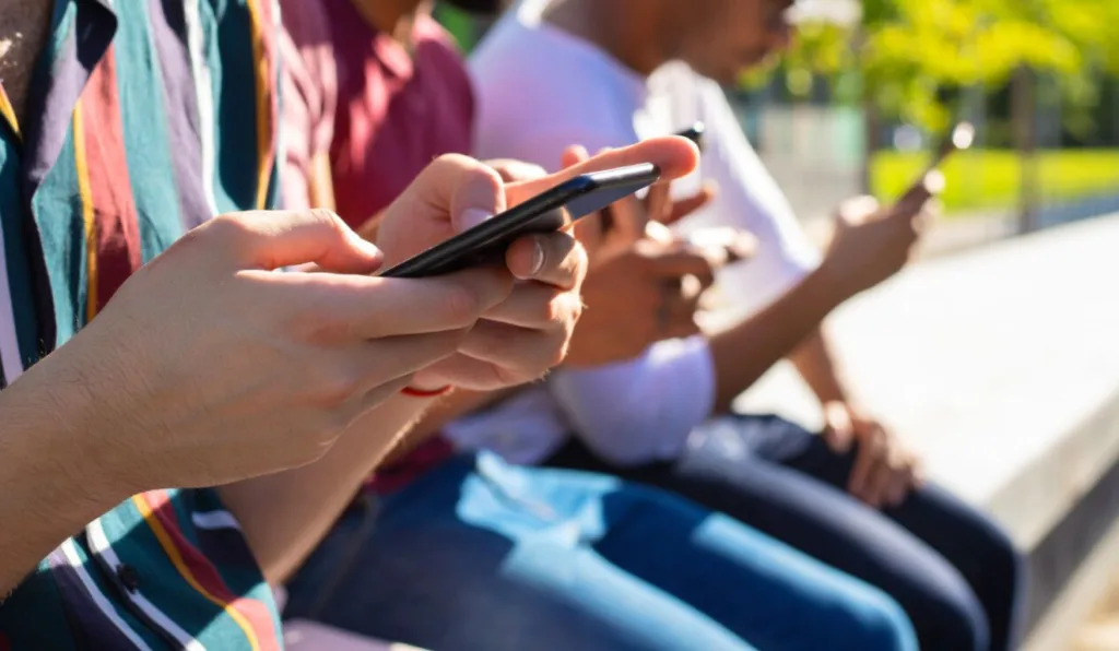 UM ANO APÓS RESTRIÇÃO, ESCOLAS RELATAM MAIS FOCO DOS ALUNOS E REDUÇÃO DE CONFLITOS COM USO LIMITADO DE CELULARES