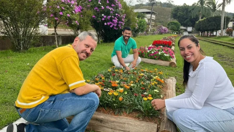 Moradores transformam Marechal Floriano com plantio de mais de 15 mil flores em espaços públicos