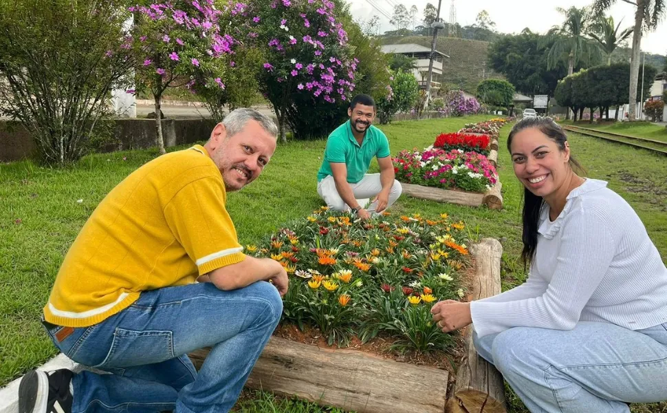 Moradores transformam Marechal Floriano com plantio de mais de 15 mil flores em espaços públicos