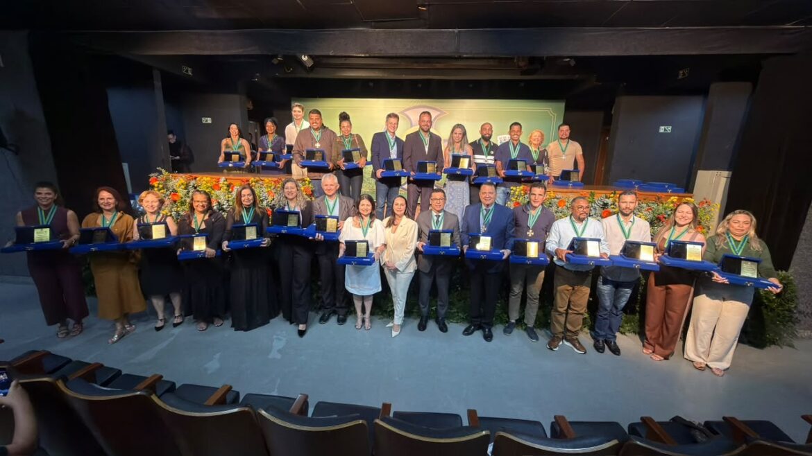 CARIACICA CELEBRA 136 ANOS COM ENTREGA DA COMENDA SÃO JOÃO BATISTA A 33 PERSONALIDADES