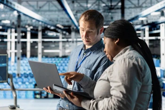 Empresas apostam em tecnologia para enfrentar os impactos do fim da escala 6×1
