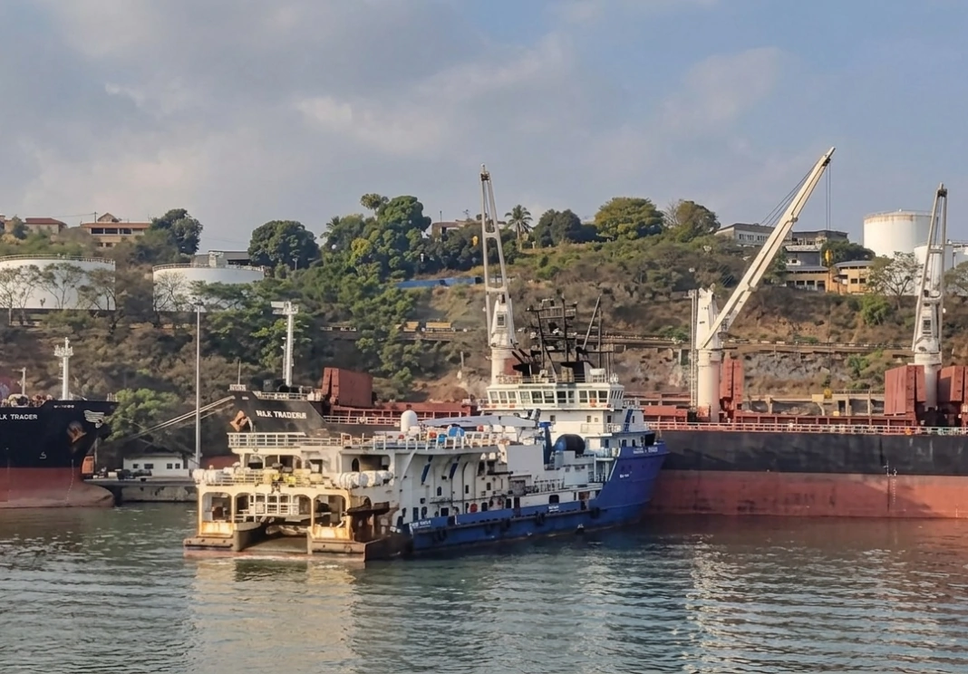 Pane em navio offshore provoca colisão entre embarcações no Porto de Vitória
