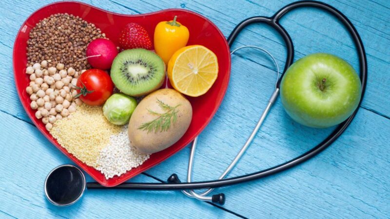 Mudança de hábitos ou medicação? Ciência mostra que estratégias se complementam no controle do colesterol