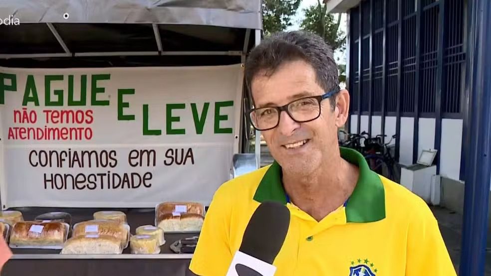 “Banquinha da confiança” chama atenção em Montanha com vendas sem vendedor