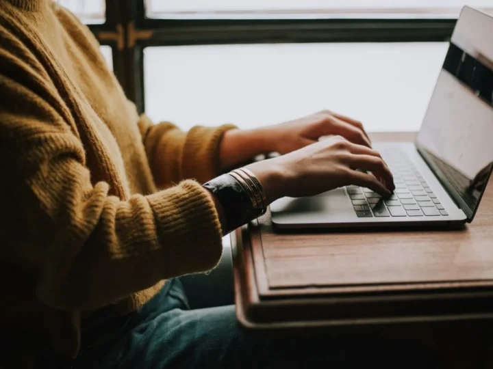 Golpes digitais ficam mais sofisticados e usam benefícios falsos para atrair vítimas