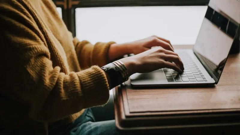 Golpes digitais ficam mais sofisticados e usam benefícios falsos para atrair vítimas