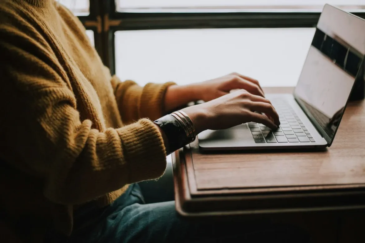 Golpes digitais ficam mais sofisticados e usam benefícios falsos para atrair vítimas