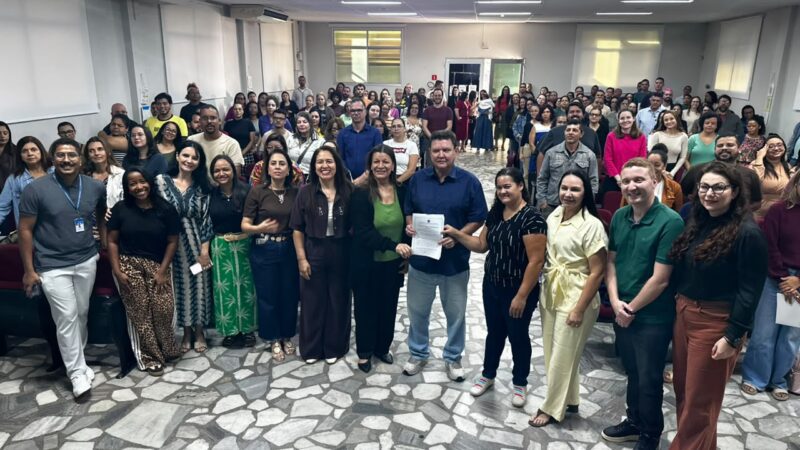 Cariacica empossa 52 novos profissionais para reforçar a rede municipal de ensino