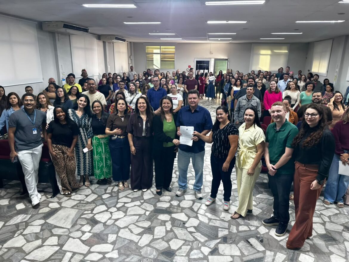 Cariacica empossa 52 novos profissionais para reforçar a rede municipal de ensino