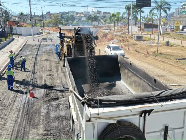 Obras do novo viaduto e mergulhão de Alto Lage avançam com fresagem na Avenida Mário Gurgel