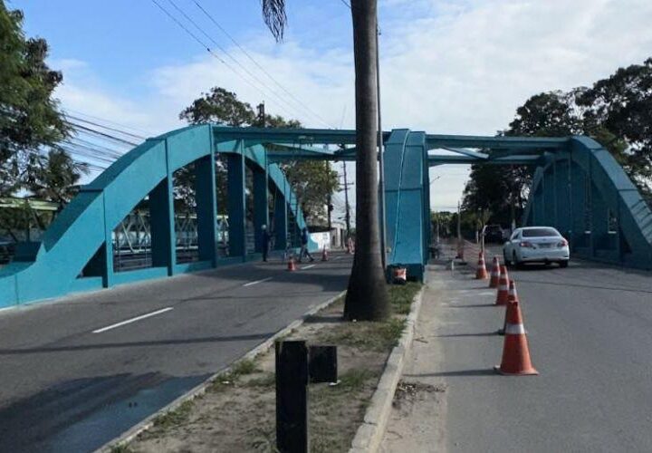 Viaduto de São Torquato passa por recuperação com novo guarda-corpo e pintura