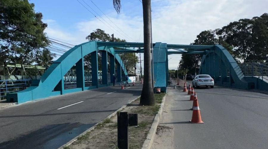 Viaduto de São Torquato passa por recuperação com novo guarda-corpo e pintura