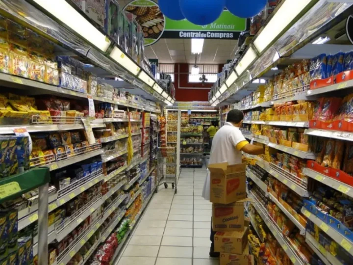 Supermercados do ES vão continuar fechados aos domingos, com exceção no verão