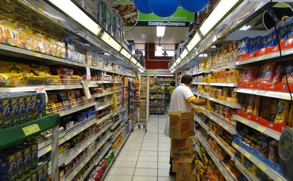 Supermercados do ES vão continuar fechados aos domingos, com exceção no verão