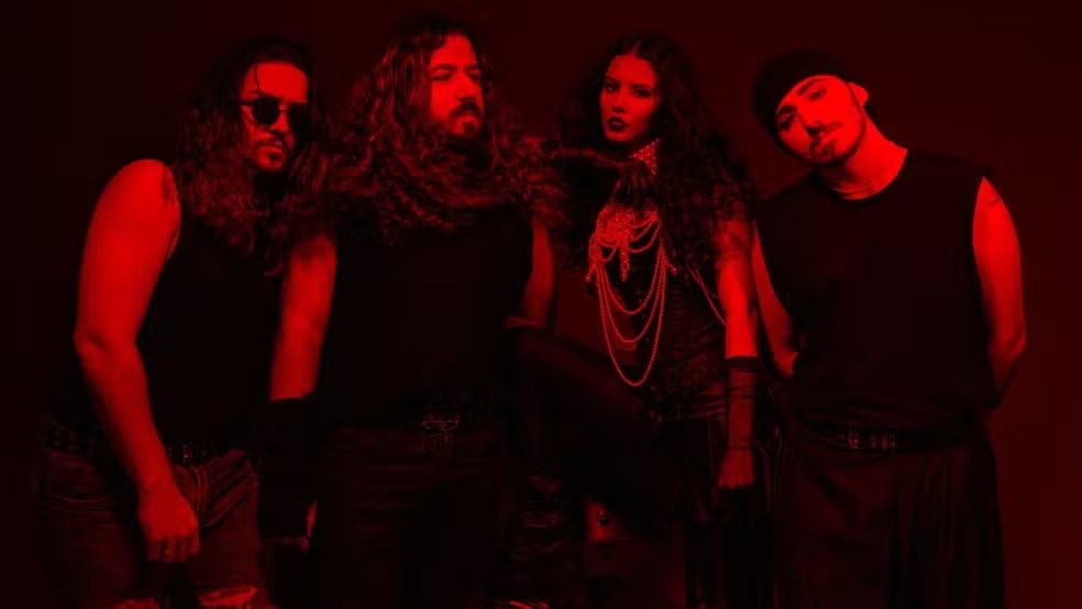 Banda do ES é “adotada” por fãs do BTS, viraliza e esgota show em São Paulo