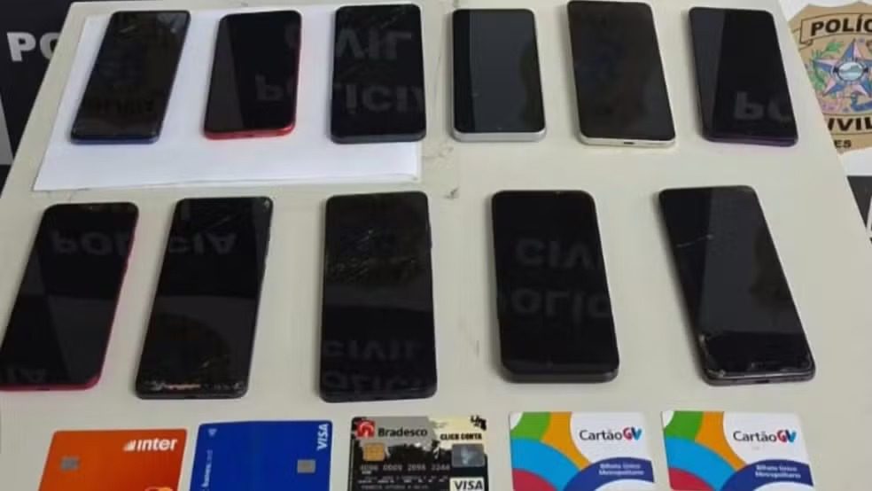 Duas mulheres são presas suspeitas de furtar celulares em ônibus do Transcol e fazer transferências via Pix na Grande Vitória