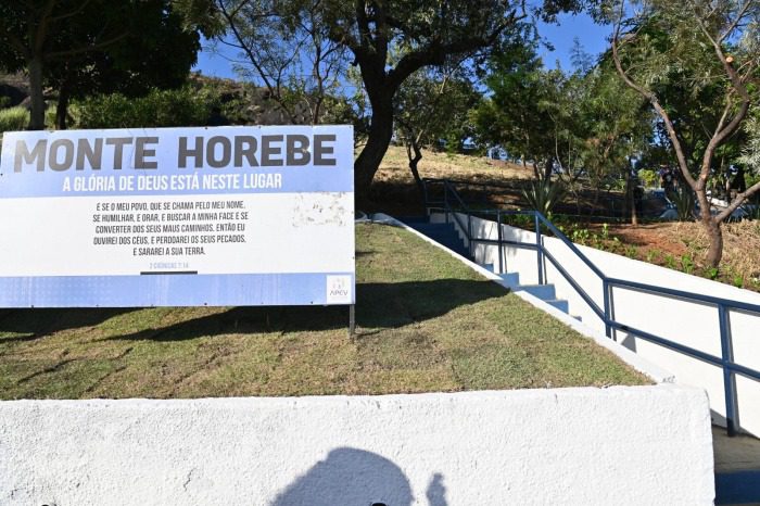 Prefeitura de Vitória instala 90 metros de corrimão no Monte Horebe em Santa Lúcia