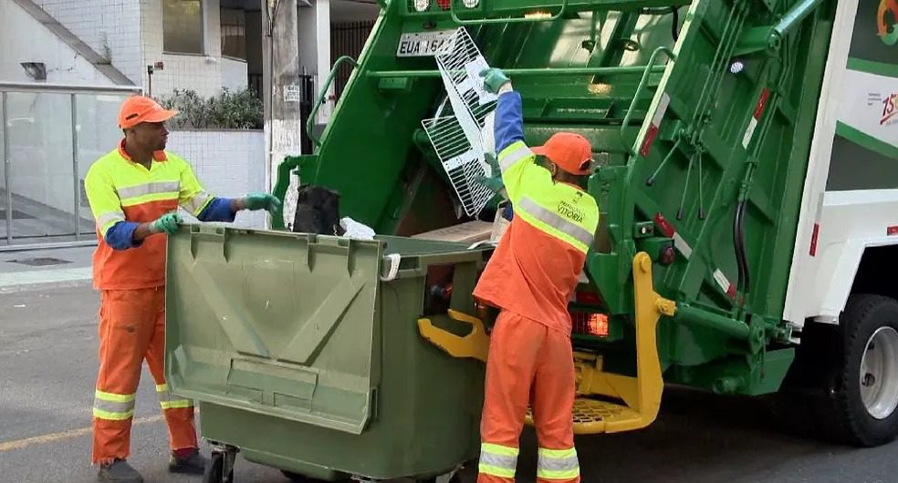 Prefeitura de Vitória faz ação de reforço para conscientizar sobre descarte correto de resíduos