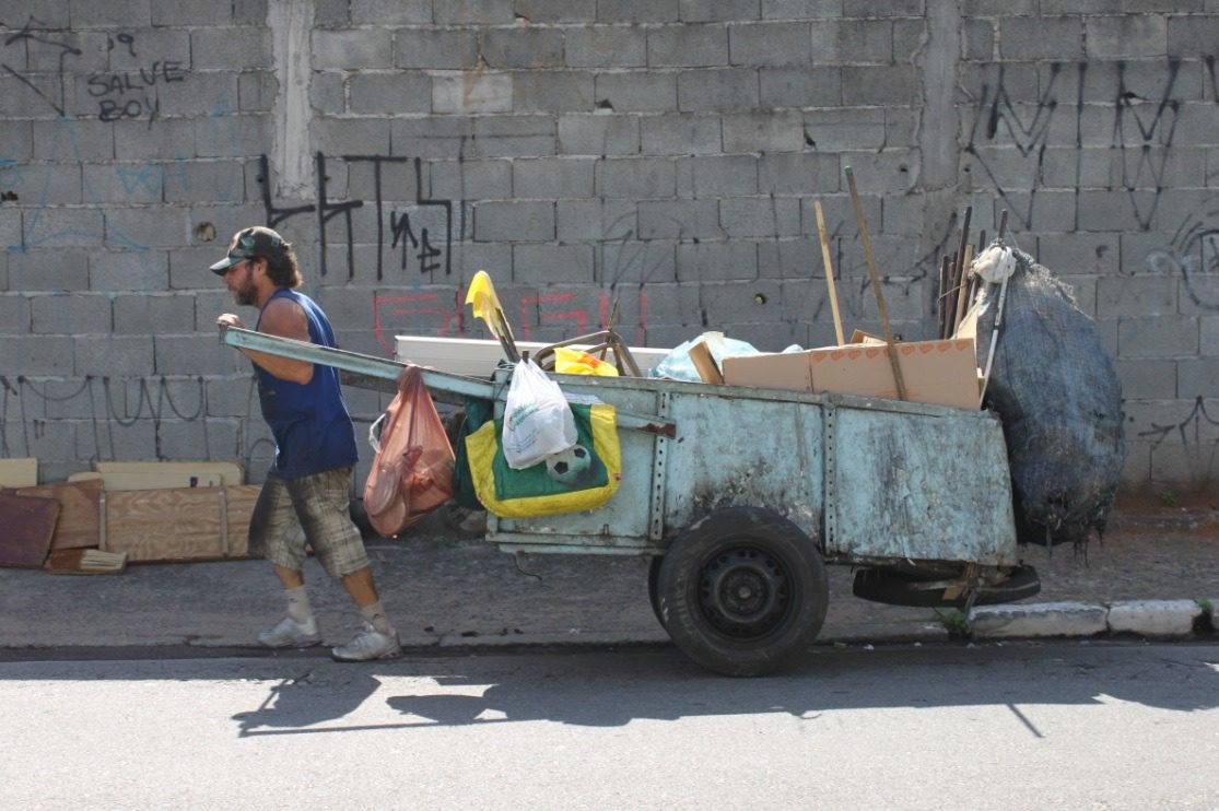 Vila Velha quer proibir pessoas de puxarem carrinho com material reciclado pelas ruas