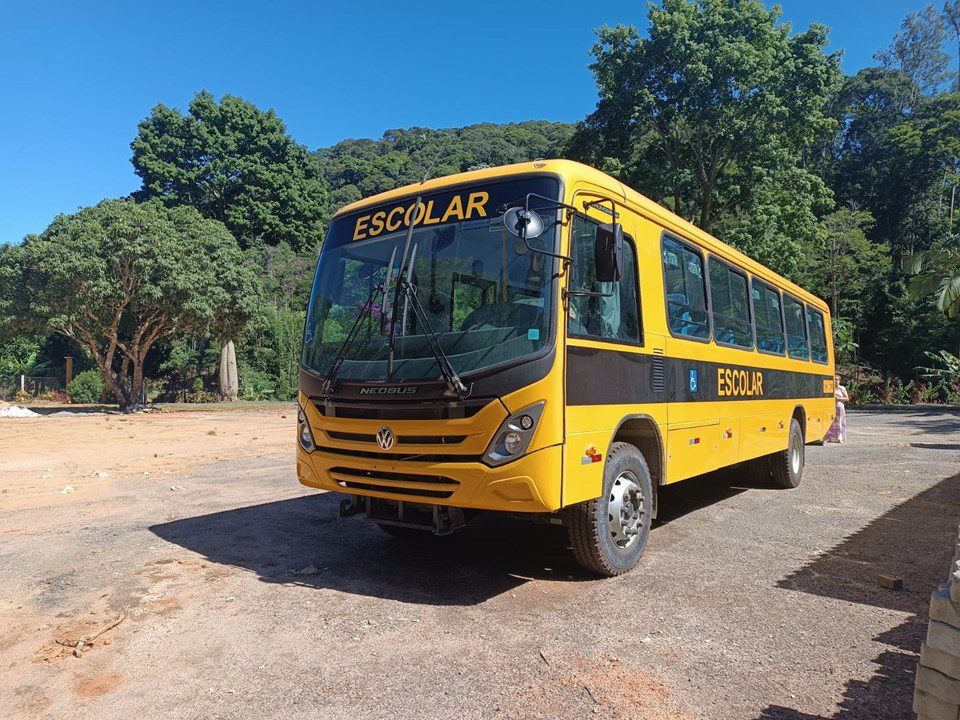 Ônibus escolares comprados pela Sedu são entregues em Domingos Martins