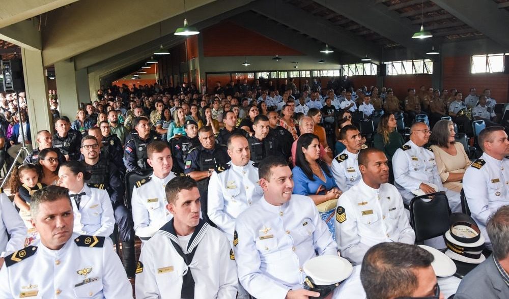 Devanir Ferreira enaltece bravura e comprometimento das forças de segurança em sessão solene