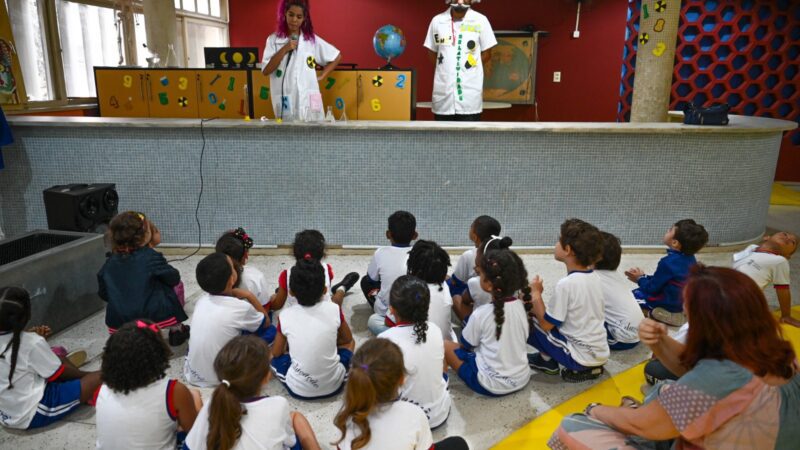 Programação de aniversário encanta crianças e estudantes na Escola de Física