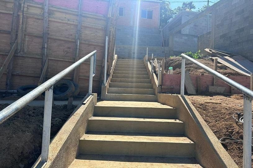 Muro de contenção e escadaria melhoram mobilidade em comunidades da Serra