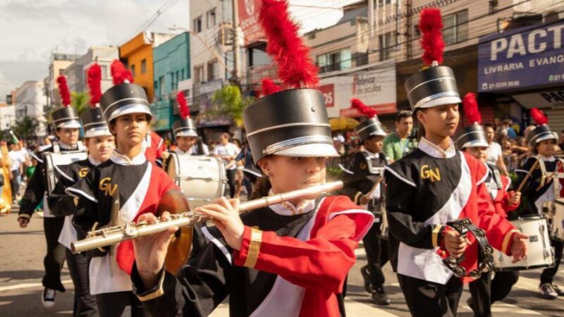 Cerca de 15 mil pessoas no desfile de comemoração aos 488 anos de Vila Velha