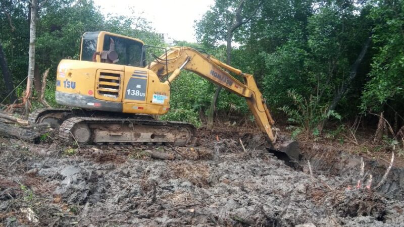 Limpeza do braço do Rio Bubu e de canal em Padre Gabriel é executada por equipes da Secretaria de Serviços