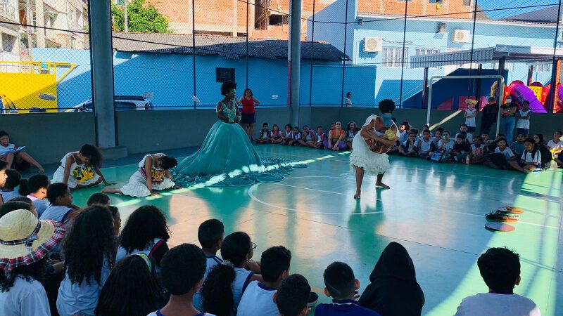 Cultura e aprendizado são levados aos alunos do Bairro Comdusa por meio de uma emocionante apresentação de dança