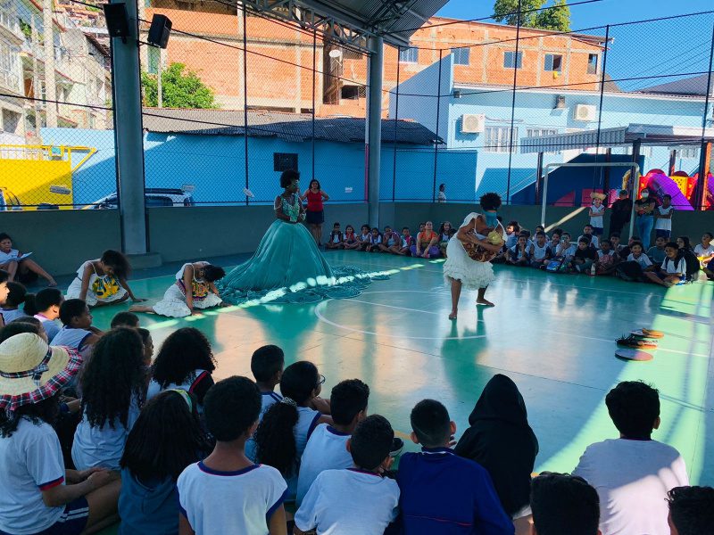 Cultura e aprendizado são levados aos alunos do Bairro Comdusa por meio de uma emocionante apresentação de dança