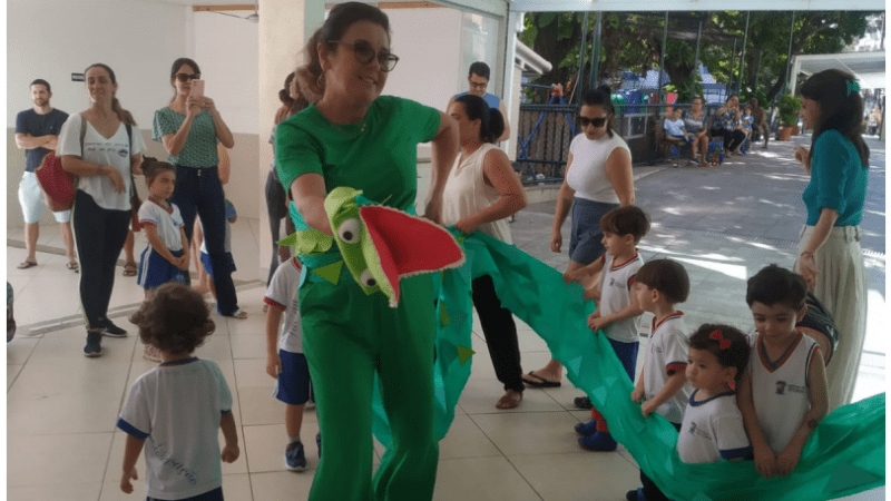 A escola em Pontal de Camburi promove atividades lúdicas no retorno às aulas para os alunos
