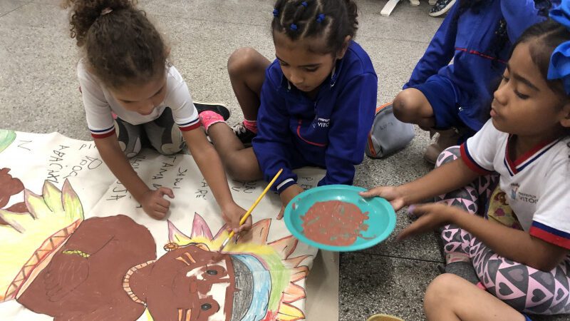 Encantando mentes jovens: Projeto promove aprendizado cultural e histórico de forma lúdica para crianças.