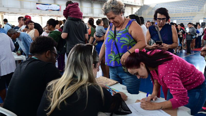 Prefeitura Municipal de Vitória realiza a entrega do benefício Vix + Cidadania para mais 530 famílias.