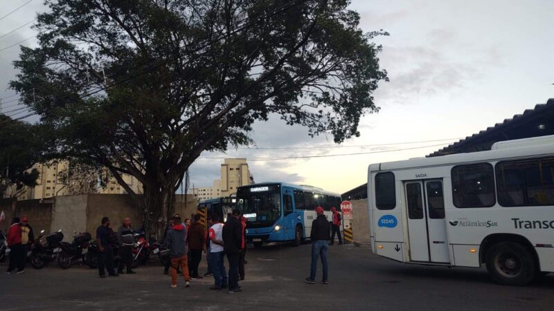 Terça-feira começa com ônibus atrasados e pontos lotados em Vila Velha
