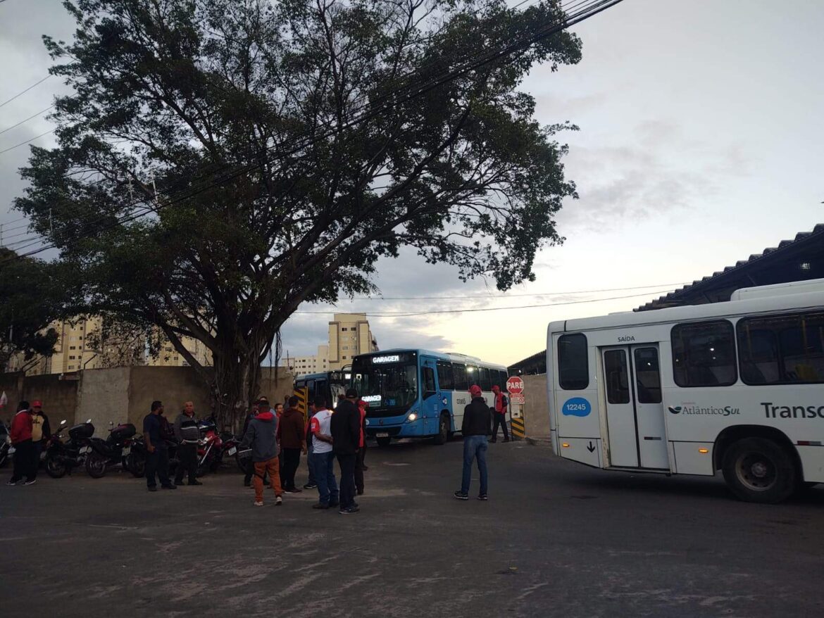 Terça-feira começa com ônibus atrasados e pontos lotados em Vila Velha