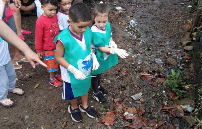 Caminhada em favor do manguezal mobiliza comunidade em Goiabeiras pela Educação Ambiental.