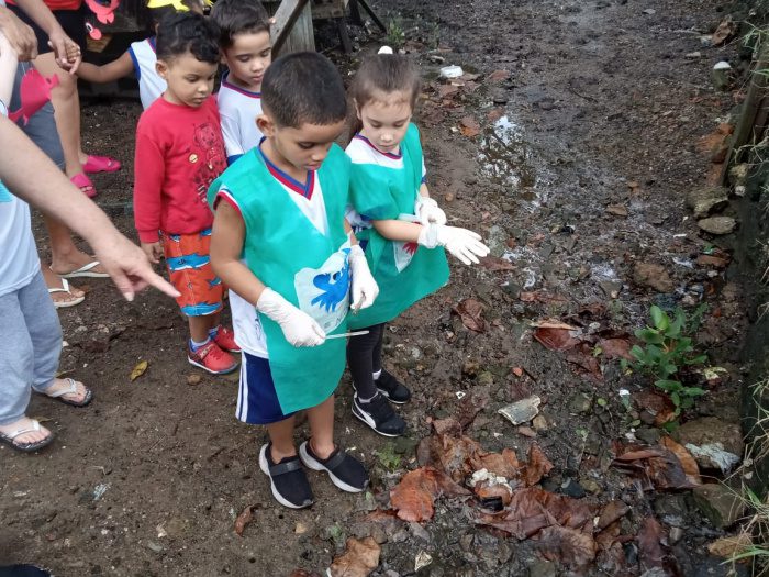Caminhada em favor do manguezal mobiliza comunidade em Goiabeiras pela Educação Ambiental.