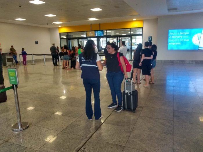 Agentes da Vigilância Sanitária de Vitória promovem conscientização entre turistas