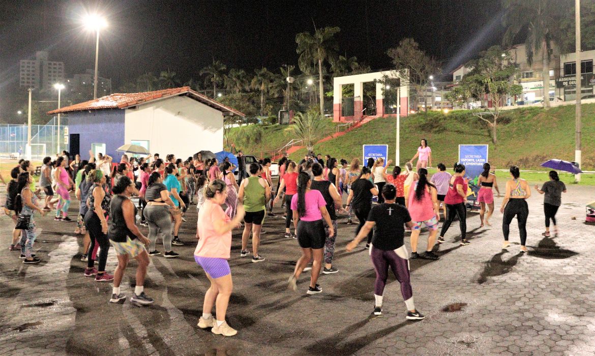 Aula de dança na Praça da Paz estimula o cérebro e faz bem à saúde física