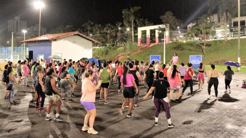 Aula de dança na Praça da Paz estimula o cérebro e faz bem à saúde física