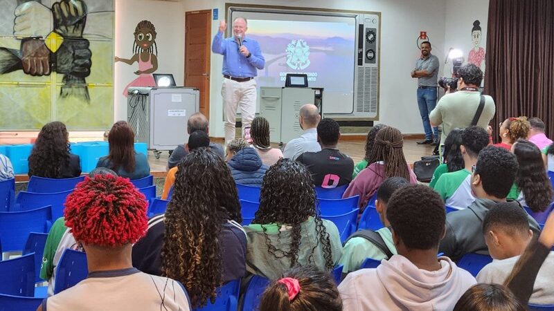 Investindo na Educação: Governo vai distribuir quase 20 mil Chromebooks para escolas da Rede Estadual.