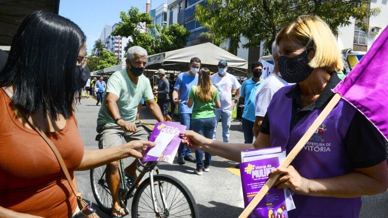 Agosto Lilás: Maria da Penha leva mensagem de valorização da mulher às feiras da cidade