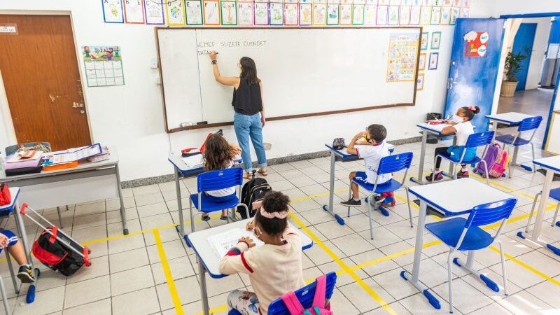 Prefeitura de Vitória nomeia professores para rede de ensino