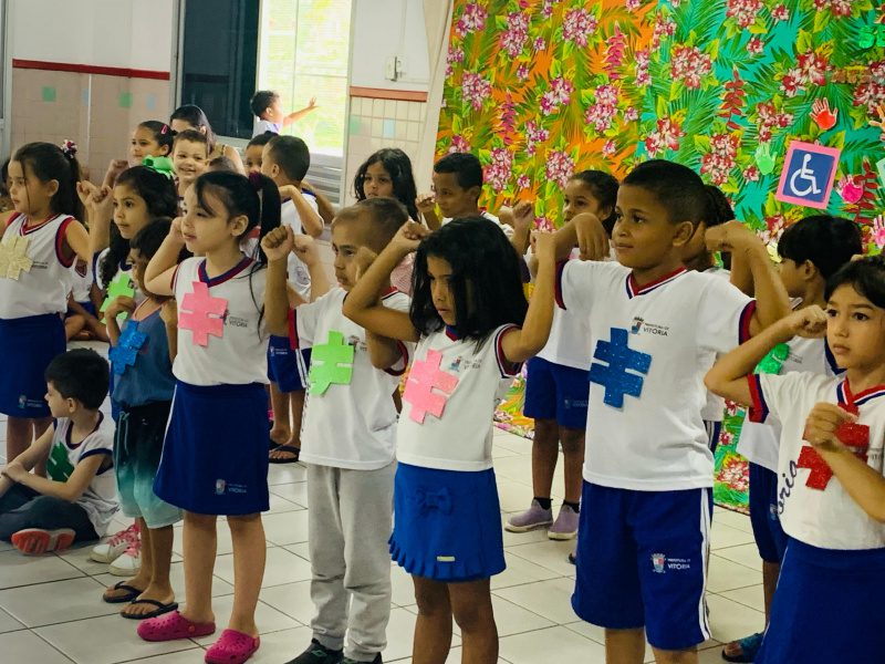 Aprendizado Significativo: Crianças se Encantam com Música e Sensibilidade na Educação.