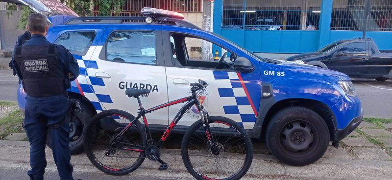 Guarda de Vitória prende ladrão e recupera bike de entregas, em Jardim da Penha