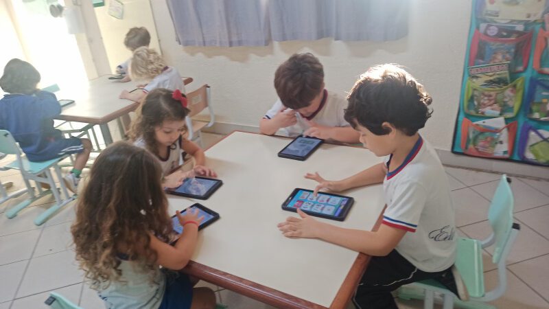 Inovação na Educação: Projeto com Crianças Utiliza Tablets para Ampliar a Aprendizagem.